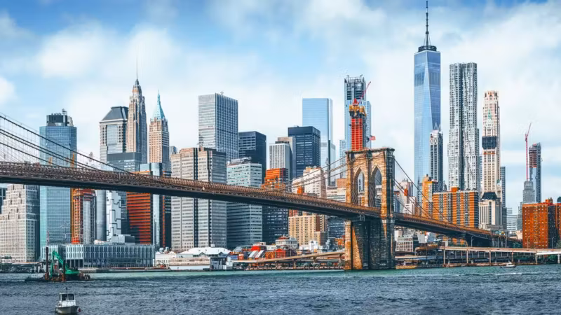 The Brooklyn Bridge seen from the Brooklyn shore with the Manhattan skyline behind it