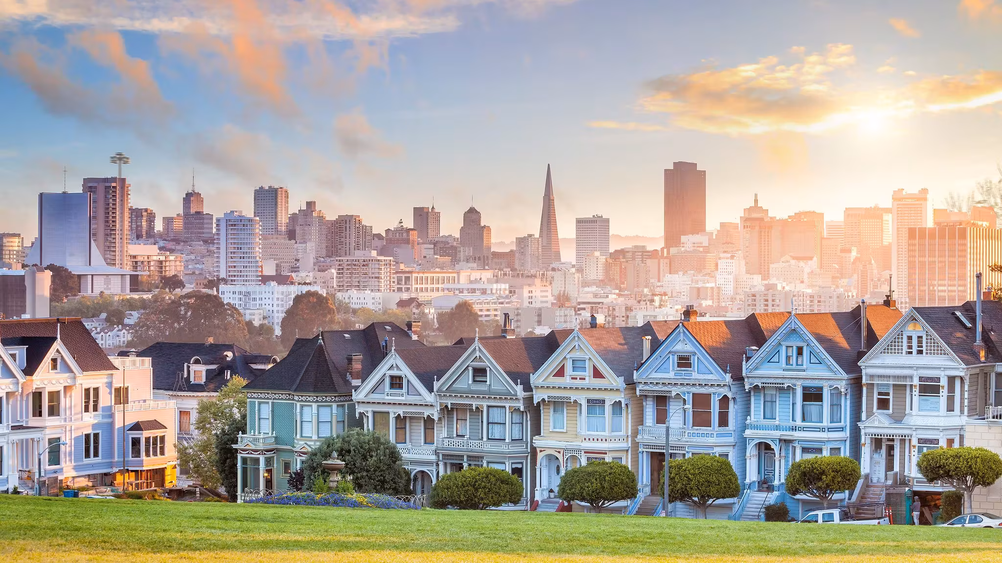 The Painted Ladies row houses at Alamo Square with the downtown skyline behind